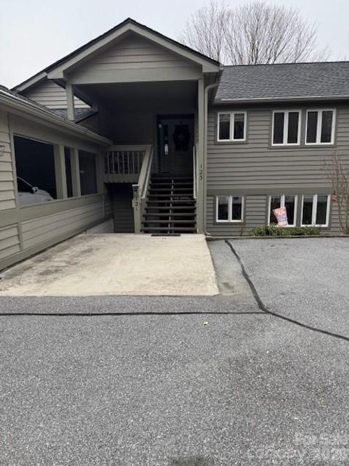 121-121 Burning Tree Ln, Flat Rock, NC, 28731-9465 | Card Image