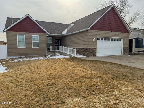 648 13th St E, Dickinson, ND, 58601-4181 | Card Image