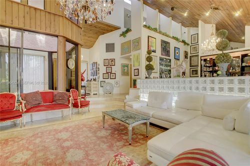 913 Diplomat Pkwy, Hallandale Beach, FL, 33009-3717 | Card Image