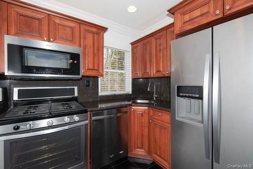 19-19 Pickwick Ln, North Babylon, NY, 11703-5209 | Card Image