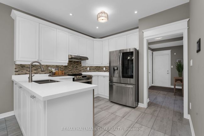 383 Hewitt Cir, House other with 3 bedrooms, 3 bathrooms and 4 parking in Newmarket ON | Image 9