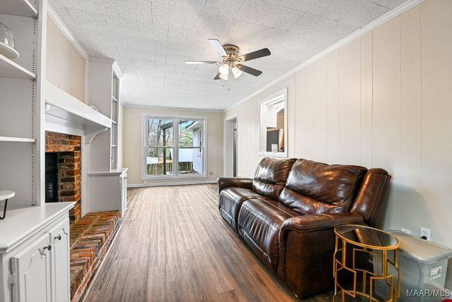 Built ins in den | Image 16