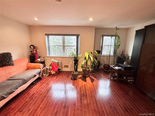 18 Kensington Ct, Nanuet, NY, 10954-3861 | Card Image