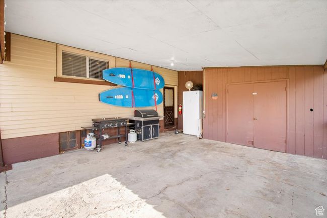 Garage with wooden walls | Image 15