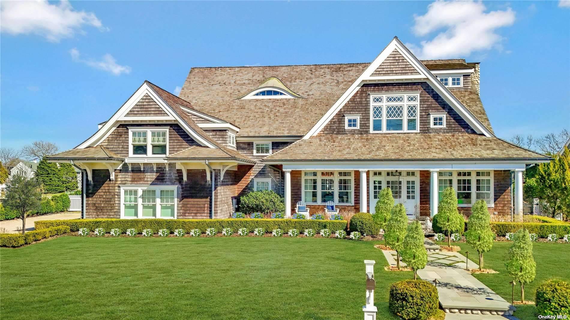 Davison Ln, West Islip, NY 11795