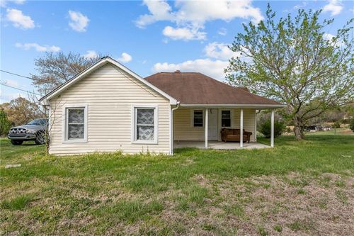 366 Brooks Rd, Reidsville, NC, 27320-7574 | Card Image