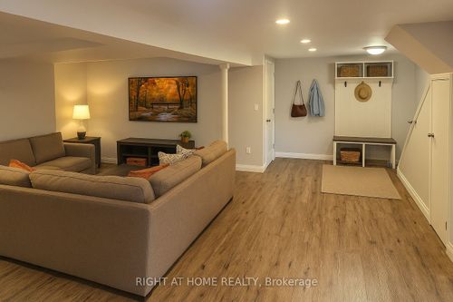 6 Thorncroft Cres, Ajax, ON, L1S2S2 | Card Image