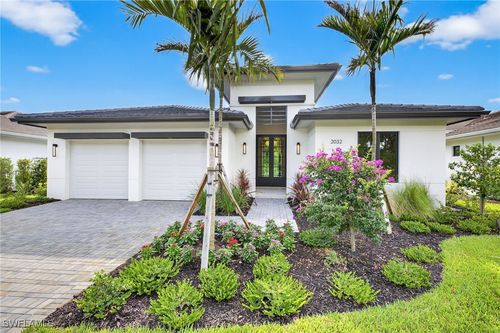 2032 Cambridge Park Dr, NAPLES, FL, 34109-7228 | Card Image