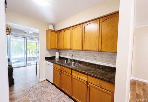 28130 Universal Dr, Warren, MI, 48092-2431 | Card Image