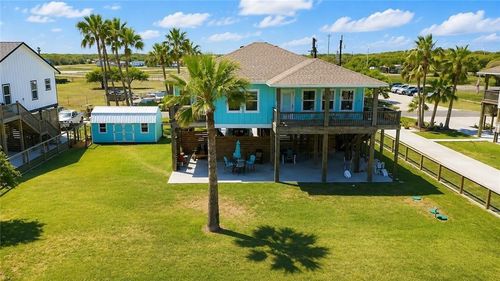 2106 S Young St, Rockport, TX, 78382-3247 | Card Image