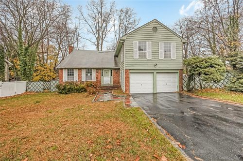 21 Hitching Post Ln, Glen Cove, NY, 11542-1625 | Card Image