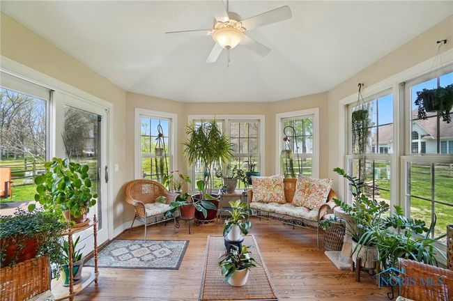 Bright sunroom with views of the golf coarse. | Image 20