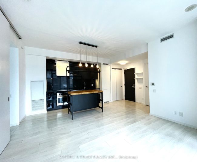 809 - 125 Peter St, Condo with 2 bedrooms, 1 bathrooms and 1 parking in Toronto ON | Image 10