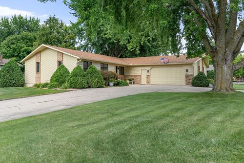 545 Crestview Ln, Owatonna, MN, 55060-2107 | Card Image