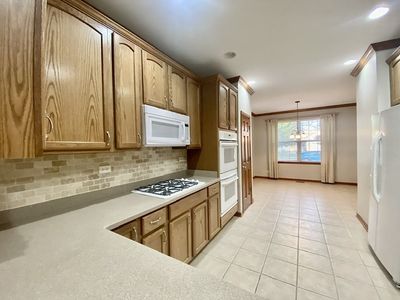 619 Queen Drive, House other with 2 bedrooms, 2 bathrooms and 2 parking in Oswego IL | Image 3