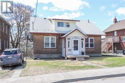 221 Oak St, Sudbury, ON, P3C1M8 | Card Image