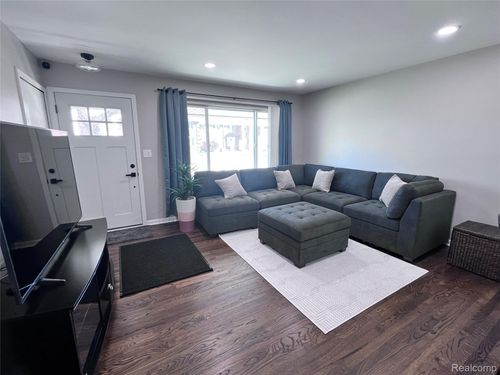 22600 Edgewater St, Saint Clair Shores, MI, 48082-2032 | Card Image