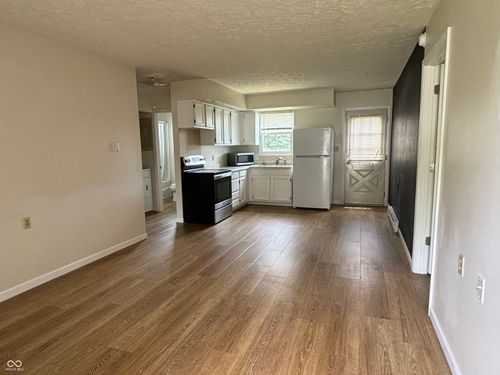 220 S Walnut St, Atlanta, IN, 46031-9642 | Card Image