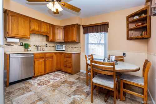 20927 Hawthorne St, Harper Woods, MI, 48225-1133 | Card Image