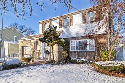 31 Alden Ct, Malverne, NY, 11565-2104 | Card Image