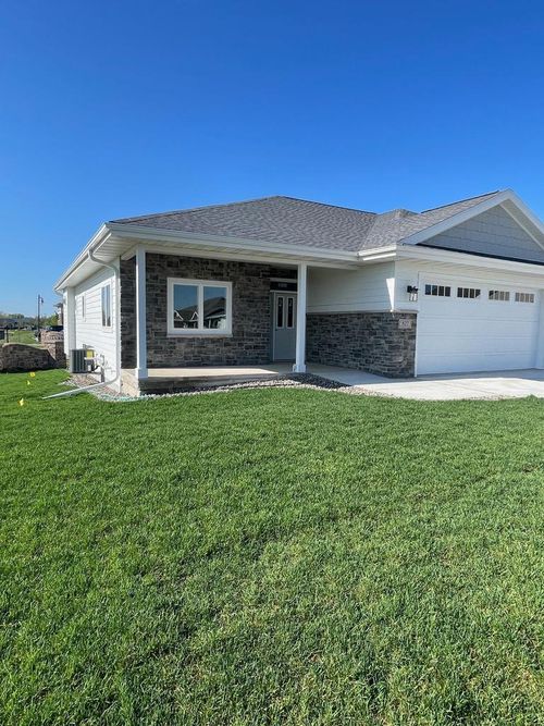 827 Vineyard Drive, CAMBRIDGE, WI, 53523 | Card Image