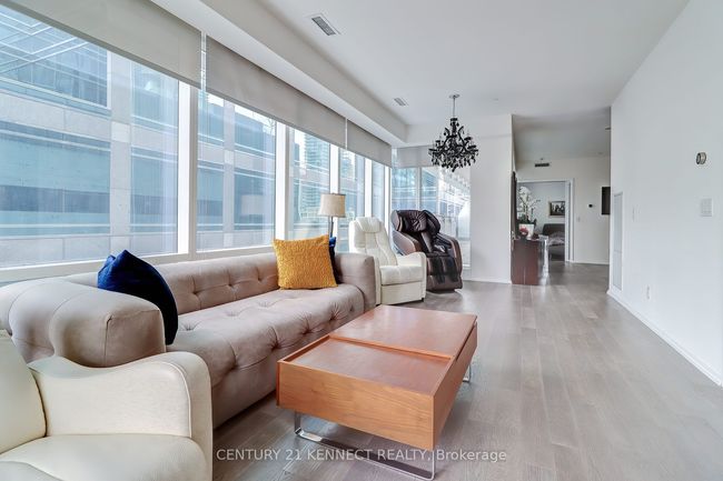 526 - 1 Bloor St E, Condo with 3 bedrooms, 2 bathrooms and null parking in Toronto ON | Image 6