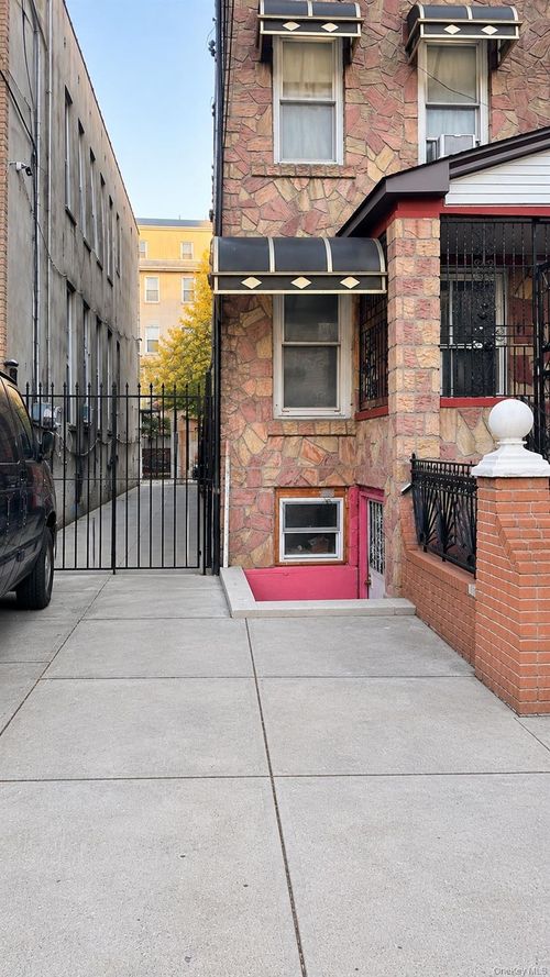 670 Alabama Ave, Brooklyn, NY, 11207-6706 | Card Image