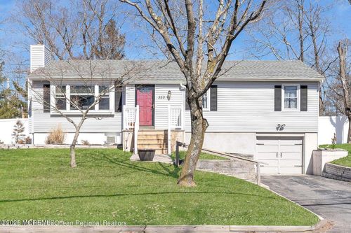 559 Dow Ave, Oakhurst, NJ, 07755-1112 | Card Image