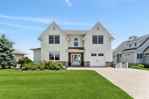 9 Shinnecock Rd, East Quogue, NY, 11942-4925 | Card Image