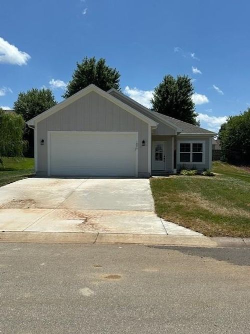 1205 N 4th St E, Louisburg, KS, 66053-6462 | Card Image