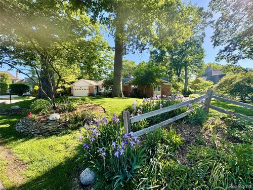 1448 Inwoods Cir, Bloomfield Hills, MI, 48302 | Card Image