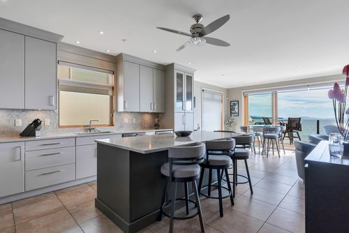 15364 Victoria Ave, White Rock, BC, V4B1H2 | Card Image