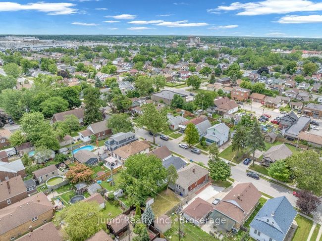 1662 Cadillac St, House other with 5 bedrooms, 3 bathrooms and null parking in Windsor ON | Image 6