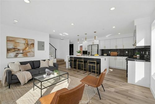 7332 1/2 Owensmouth Ave, Canoga Park, CA, 91303-1320 | Card Image