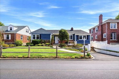 32 Agawam N, Yonkers, NY, 10704-3820 | Card Image