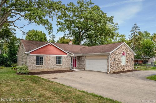 2000 Nacona, Commerce Charter Township, MI, 48382 | Card Image