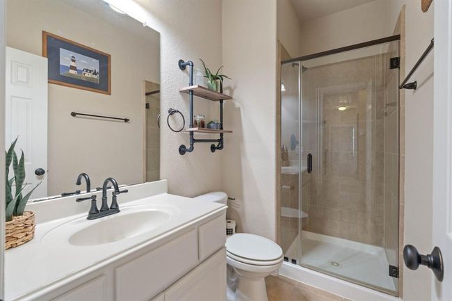 Full guest bathroom upstairs near bedroom 1. | Image 31