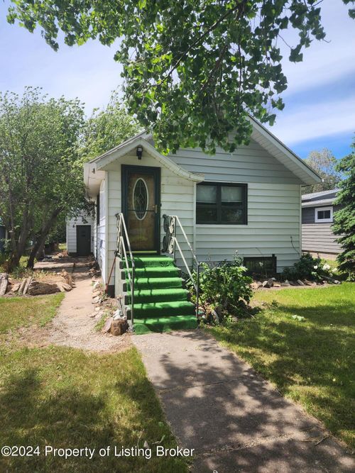 409 9th St S, Hettinger, ND, 58639-7429 | Card Image
