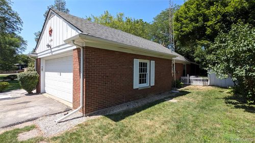 3026 Hawthorne Dr, Flint, MI, 48503-4641 | Card Image