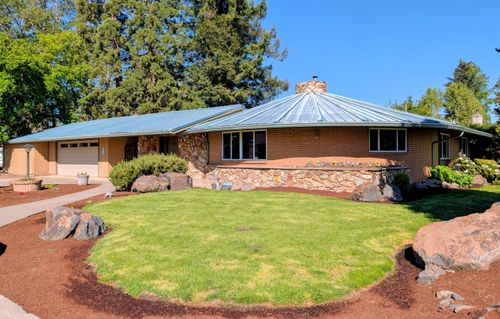 10 Donna Way, Central Point, OR, 97502-1713 | Card Image