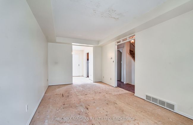 3 - 5787 Swayze Dr, Condo with 3 bedrooms, 2 bathrooms and 1 parking in Niagara Falls ON | Image 7