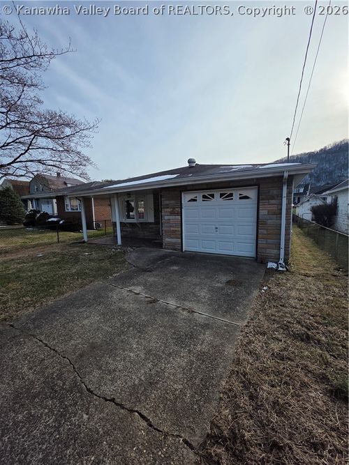 121 W Reynolds Ave, Belle, WV, 25015-1535 | Card Image