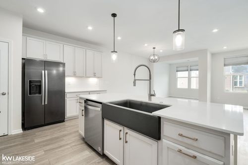 324 Strawberry Dr, Rochester, MI, 48307-4944 | Card Image