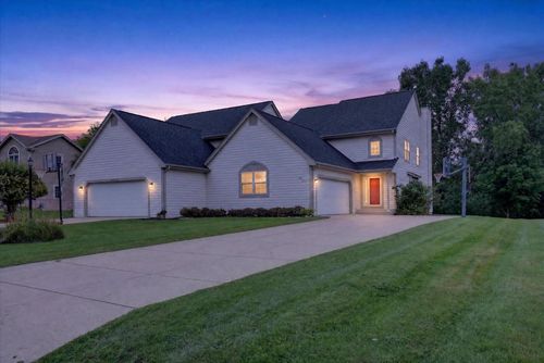 N48W16103 Lone Oak Lane, MENOMONEE FALLS, WI, 53051 | Card Image