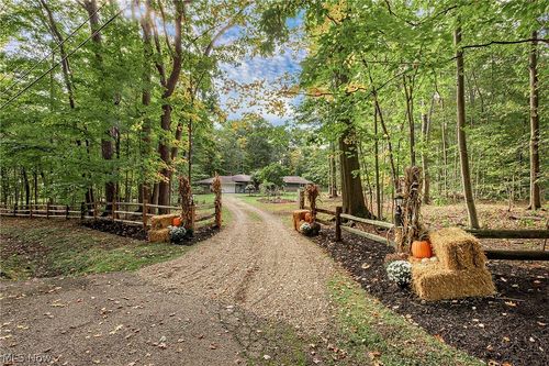 8165 Chagrin Mills Rd, Chagrin Falls, OH, 44022-3863 | Card Image