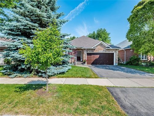 678 Salzburg Dr, Waterloo, ON, N2V2N8 | Card Image