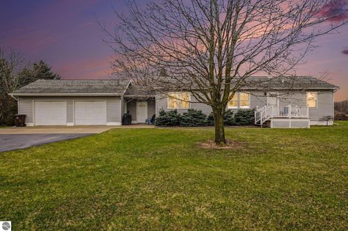 8221 N Rich Road, Alma, MI, 48801 | Card Image