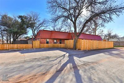 2024 N Willis Street, Home with 5 bedrooms, 3 bathrooms and null parking in Abilene TX | Image 3