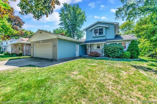 3011 W Woodland Dr, Port Huron, MI, 48060-8804 | Card Image