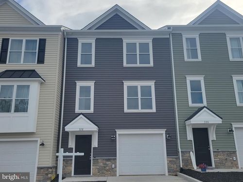 328 W 11th St, FRONT ROYAL, VA, 22630-2806 | Card Image